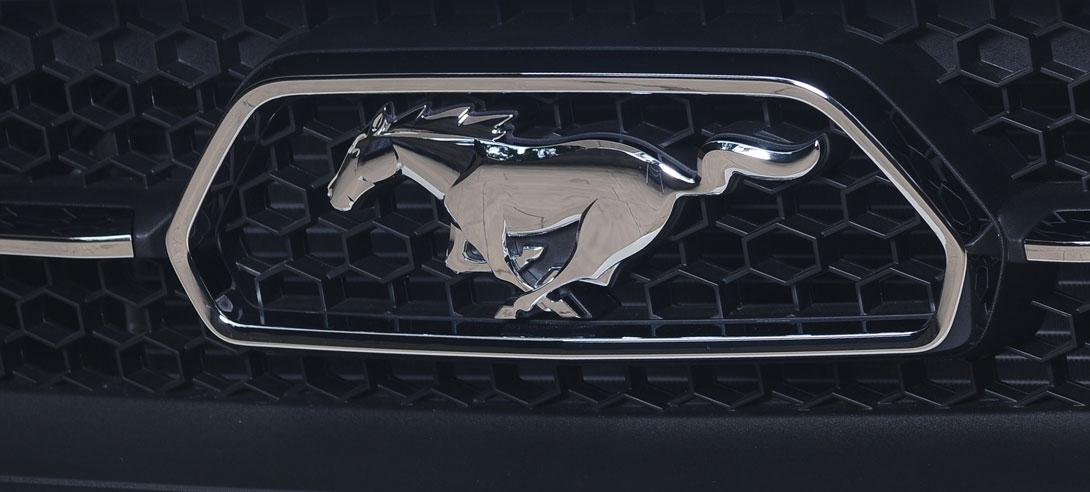 2015-1964-mustang-emblem-490w.jpg